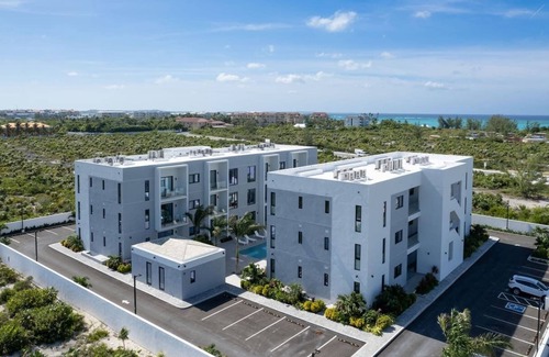 Grace Bay Apartamento | Grace Bay Ocean Views, Walk to Shops! Z-B301