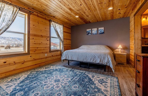 Cody Casa | Grace's Getaway- Panoramic mountain views, pet friendly