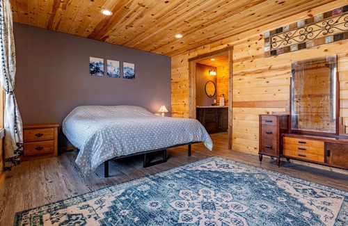 Cody Casa | Grace's Getaway- Panoramic mountain views, pet friendly