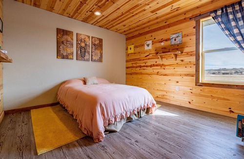 Cody Casa | Grace's Getaway- Panoramic mountain views, pet friendly