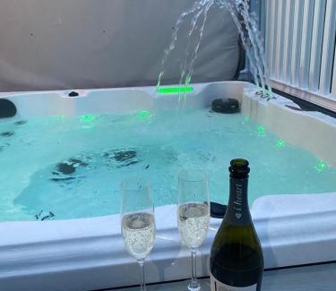 Allerthorpe Casa | Graceland Lodge with Hot Tub