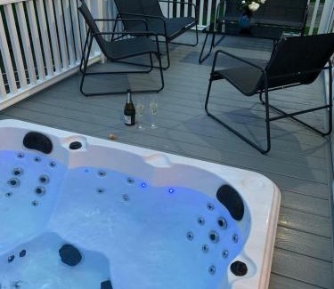 Allerthorpe Casa | Graceland Lodge with Hot Tub