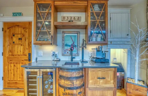 North Woodstock Casa | “Gracie Mansion” 4 Bed 3.5 Bath near New Loon Mtn