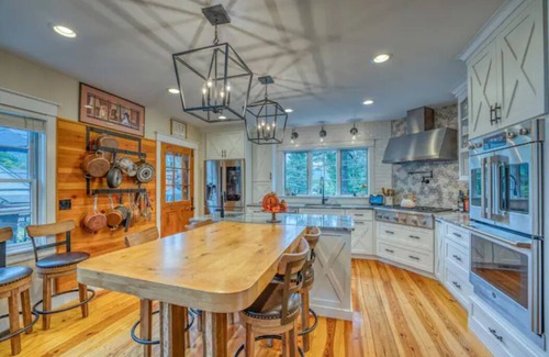 North Woodstock Casa | “Gracie Mansion” 4 Bed 3.5 Bath near New Loon Mtn