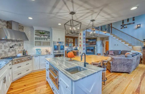 North Woodstock Casa | “Gracie Mansion” 4 Bed 3.5 Bath near New Loon Mtn