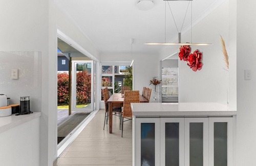 Mangawhai Casa | Graddies Patch - Sunny, refurbished kiwi bach - walk to the village, markets, Bennetts, Tavern and more