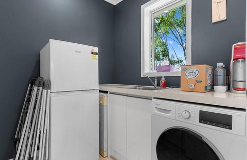Mangawhai Casa | Graddies Patch - Sunny, refurbished kiwi bach - walk to the village, markets, Bennetts, Tavern and more
