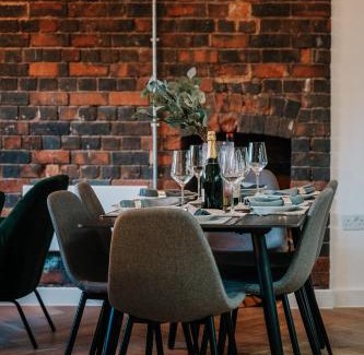 The Westside Apartamento | Grade II Stunning City Living, City centre, Fast WiFi, Families, Contractors