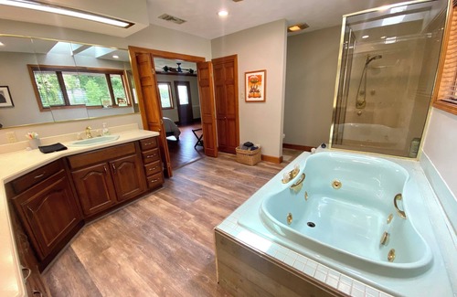 Godfrey Cabina | Grafton Getaway @ Overlook Lodge - an 8,000 sq foot home on 33 acres & sleeps 35