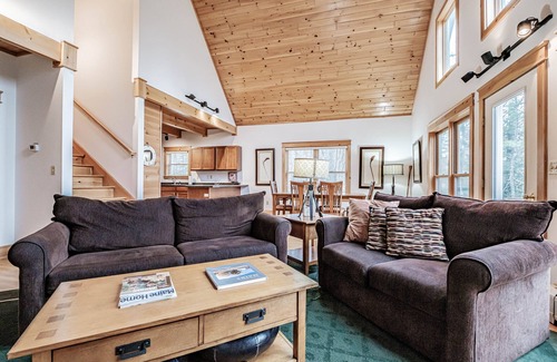 Sunday River Area Chalet De Esquí | Grafton Getaway the perfect place to rest after a hike!