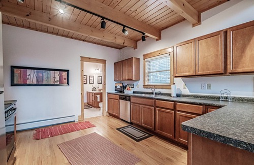 Sunday River Area Chalet De Esquí | Grafton Getaway the perfect place to rest after a hike!