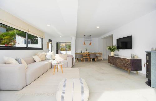 El Portet Villa | Graham Holiday Rentals - Magnolia