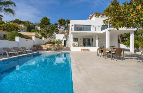 El Portet Villa | Graham Holiday Rentals - Magnolia