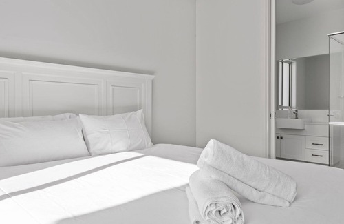 Narrawallee Apartamento | Grahlie House - Iluka 1A - Brand new, custom-designed and stylish studio apartment