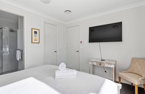 Narrawallee Apartamento | Grahlie House - Iluka 1A - Brand new, custom-designed and stylish studio apartment
