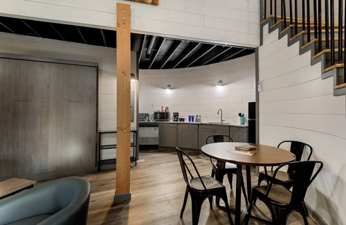 Ashland Cabina | Grain Bin Cabin w/Hot Tub. 2 levels w/Balcony. 1.5 Bathrooms & Pet Friendly!