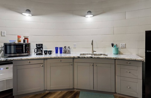 Ashland Cabina | Grain Bin Cabin w/Hot Tub. 2 levels w/Balcony. 1.5 Bathrooms & Pet Friendly!