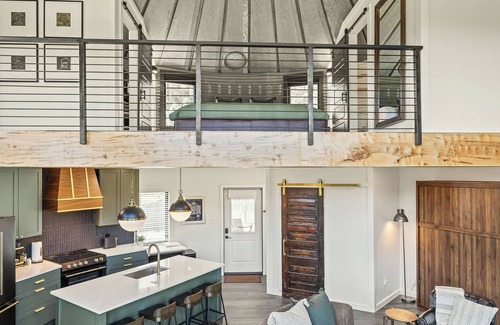 Daniels Hill Casa | Grain Bin Silo w/Loft Fire Pit Near Downtown Lynchburg