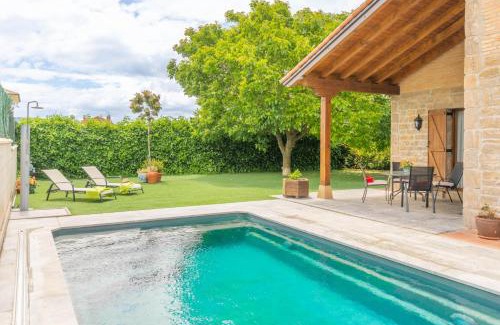 Adios Chalet De Esquí | Gran casa de campo con piscina a 15 km de Pamplona