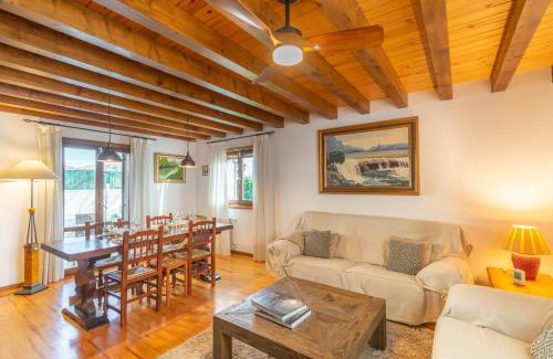 Adios Chalet De Esquí | Gran casa de campo con piscina a 15 km de Pamplona