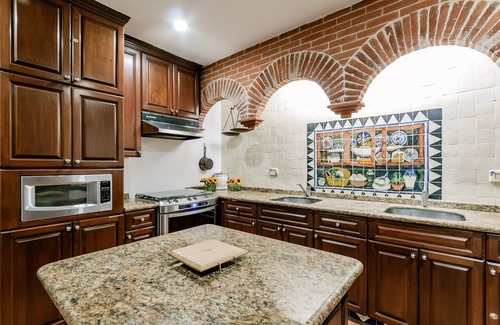Centro de Cancún Villa | Granada 24 Beautiful Colonial House in the Heart of Cancun 7 bedrooms and pool