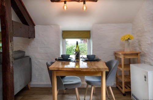 Bryn-crug Casa | Granary Retreat for 2 inc shared Dog Field