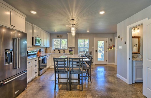 Granbury Casa | Granbury Home w/ Hot Tub & Furnished Patio!