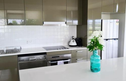 City West Apartamento | Grand 2BR between ANU and City - Hosted by Canstay