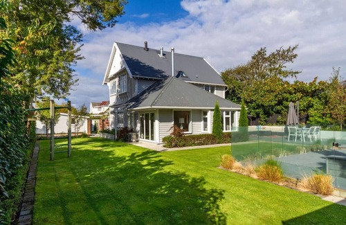 Fendalton Casa | Grand 5 Bedroom Villa in Fendalton Heated Pool