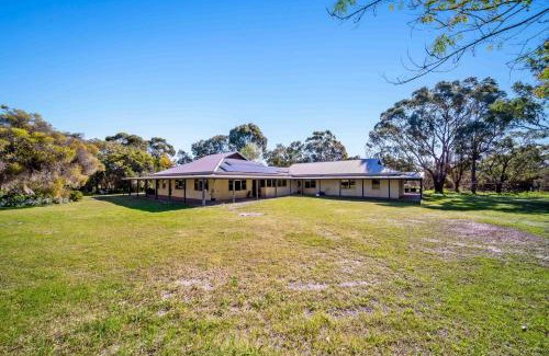 Jandakot Casa | Grand 6BR Farmstay in Airport Coogee Beach&Fremantle
