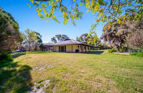 Jandakot Casa | Grand 6BR Farmstay in Airport Coogee Beach&Fremantle