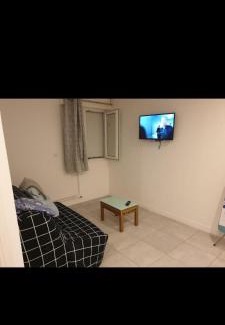 Les Moulins Apartamento | Grand Appartement, 2 ou 3 ou 4 pieces, tramway sur place, proche gare sncf St Augustin 5 min, aéroport à 7 min, plage ou Allianz riviera 10 min, palais nikaia 2 min , supermarché sur place, parking possible si disponible ou payant à 1000 metre
