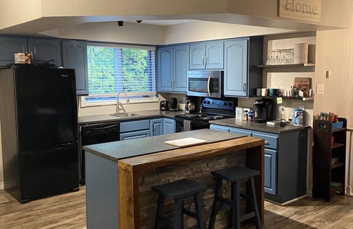Lambton Shores Cabaña | Grand Bend Riverfront 4 Season 4 BR cottage close to beaches & conservation area