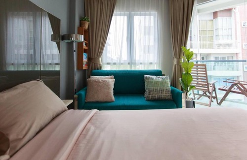 Kram Apartamento | Grand blue condominium by Lookkaew