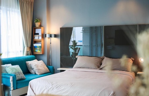Kram Apartamento | Grand blue condominium by Lookkaew