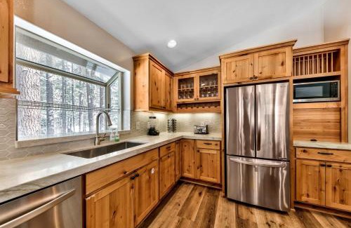 Pioneer Trail Casa | Grand Cabin Paradise - Beautiful Yard BBQ Forest