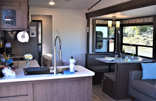 Williams Casa | Grand Canyon RV Glamping Deluxe Luxury Suite (Glamping Getaway - With Fireplace)