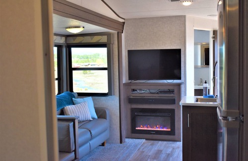 Williams Casa | Grand Canyon RV Glamping Deluxe Luxury Suite (Glamping Getaway - With Fireplace)