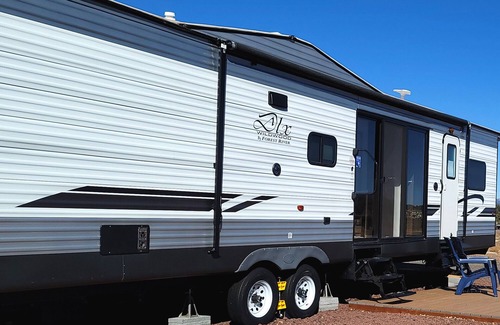Williams Casa | Grand Canyon RV Glamping Deluxe Luxury Suite (Glamping Getaway - With Fireplace)