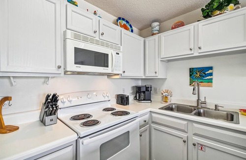 Destin Condominio | Grand Caribbean East 309 1 Bedroom Condo by RedAwning