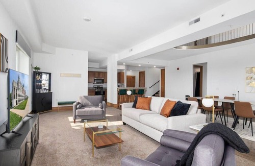 Grandville Apartamento | Grand Castle Penthouse—3 Levels of Luxury & Views