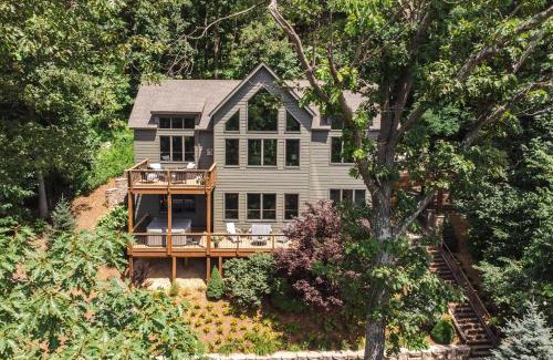 Nellysford Casa | Grand Chalet with Hot Tub - Near Wintergreen Resort