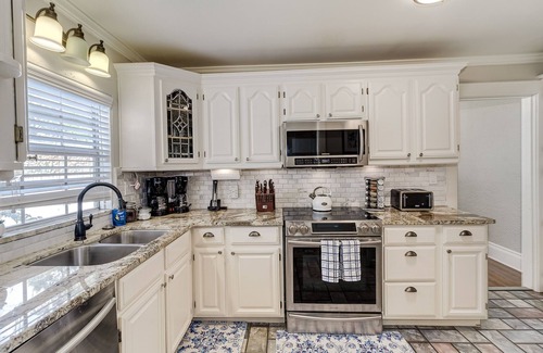 Lakeland Casa | Grand Colonial Home for Group Stays ~ Sleeps 16+ ~ 4 min walk to FSC