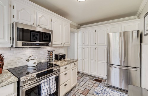 Lakeland Casa | Grand Colonial Home for Group Stays ~ Sleeps 16+ ~ 4 min walk to FSC