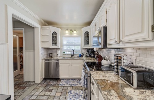 Lakeland Casa | Grand Colonial Home for Group Stays ~ Sleeps 16+ ~ 4 min walk to FSC