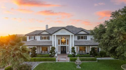 Temecula Casa | Grand Contento by AvantStay Extraordinary Estate w Pool Movie Room