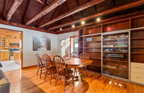 Port Franks Casa | GRAND, COZY COTTAGE IN PORT FRANKS, ONTARIO. OUTDOOR SPA. PET-FRIENDLY!