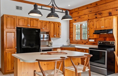Port Franks Casa | GRAND, COZY COTTAGE IN PORT FRANKS, ONTARIO. OUTDOOR SPA. PET-FRIENDLY!