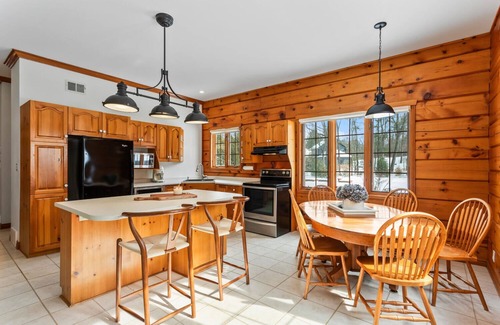 Port Franks Casa | GRAND, COZY COTTAGE IN PORT FRANKS, ONTARIO. OUTDOOR SPA. PET-FRIENDLY!
