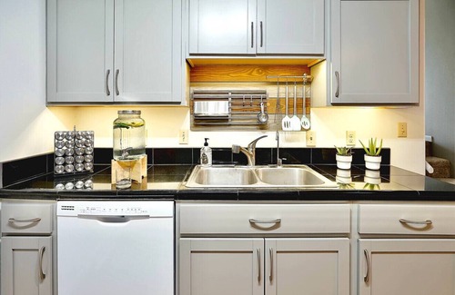 Sioux Falls Casa | Grand Duplex Blue House